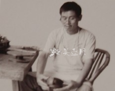 紫砂壶艺师图片:杨裴明