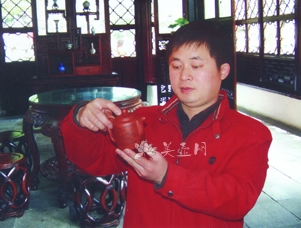 紫砂壶艺师图片:蔡一强