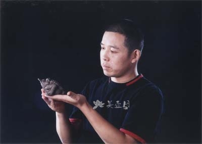 紫砂壶艺师图片:范志峰