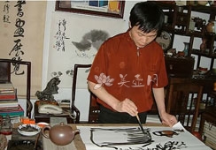 紫砂壶艺师图片:江云祥