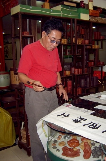 紫砂壶艺师图片:王鸿君