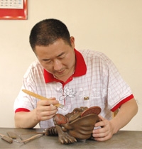紫砂壶艺师图片:凌爱军