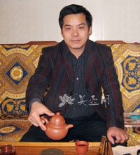 紫砂壶艺师图片:杨锡君