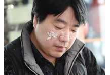 紫砂壶艺师图片:沈震宇