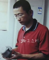 紫砂壶艺师图片:刘小酩