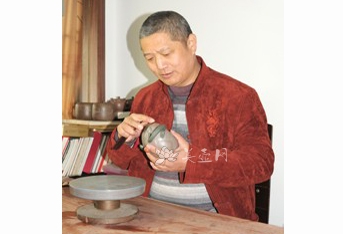 紫砂壶艺师图片:钱建生
