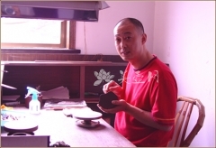 紫砂壶艺师图片:朱晓伟