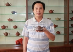 紫砂壶艺师图片：周发清 