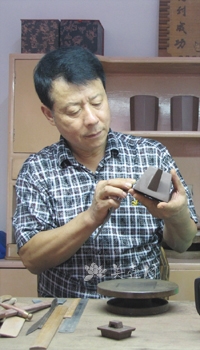 紫砂壶艺师图片:余立平
