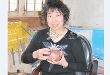 紫砂壶艺师图片:尹听娣