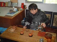 紫砂壶艺师图片：崔龙喜 
