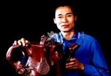 紫砂壶艺师图片:周荣金