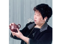 紫砂壶艺师图片：梅宝玉 