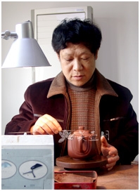 紫砂壶艺师图片:丁洪顺