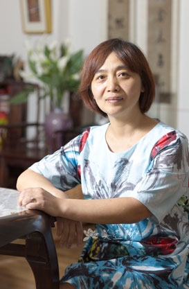 紫砂壶艺师图片:鲍燕平