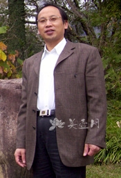 紫砂壶艺师图片:秦永强