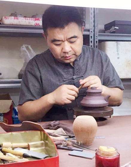 紫砂壶艺师图片:陆慧军
