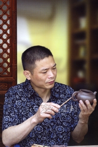 紫砂壶艺师图片:吴玉群
