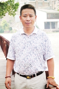 紫砂壶艺师图片:杨书艮