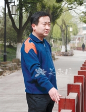 紫砂壶艺师图片:陈健
