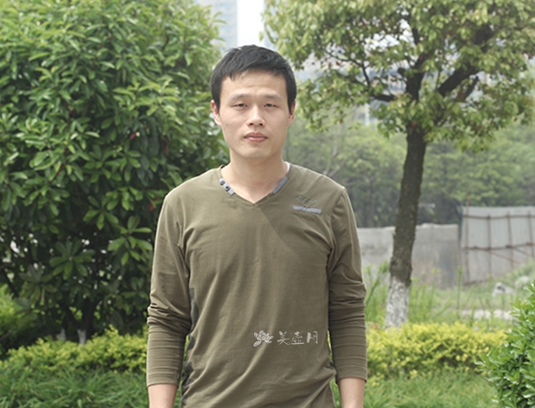 紫砂壶艺师图片:沈侨励