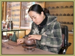 紫砂壶艺师图片:董锦华