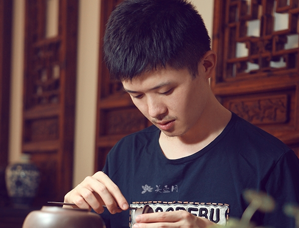 紫砂壶艺师图片:朱学宸