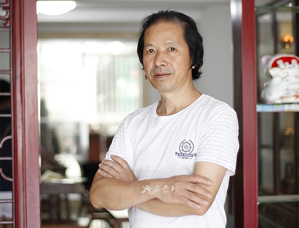 紫砂壶艺师图片:鲍利民