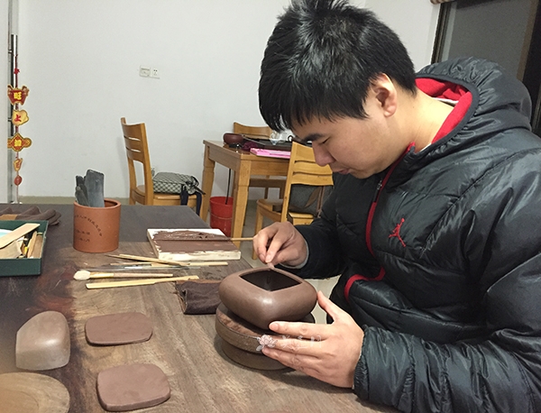 紫砂壶艺师图片:匡子浩