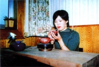 紫砂壶艺师图片:俞晓芳
