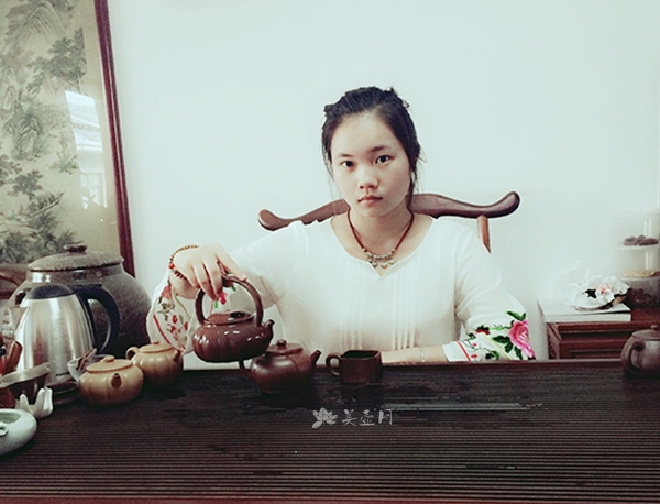紫砂壶艺师图片：樊瑜芳 