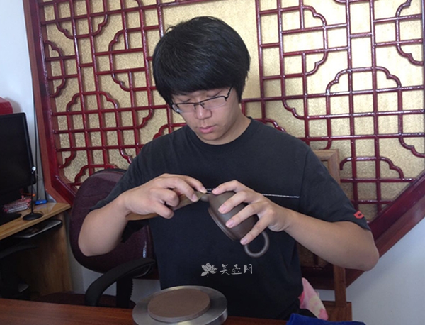 紫砂壶艺师图片:李翔宇