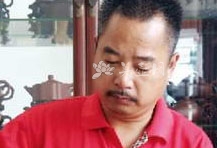 紫砂壶艺师图片:周晓兔